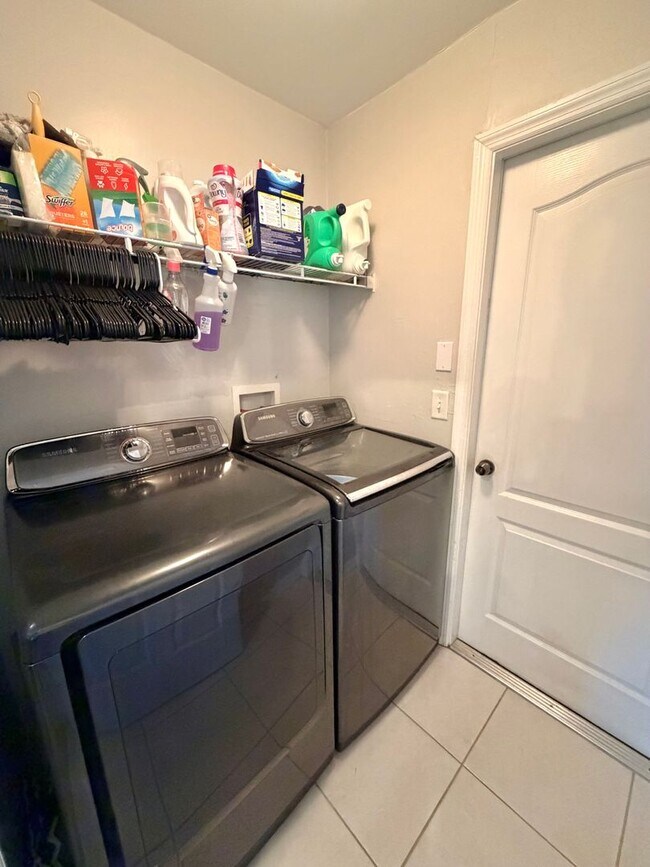 Building Photo - Beautiful Pool Home with 4 Beds, 2 Baths i...