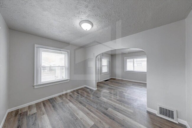 Building Photo - 919 N Bradley Ave