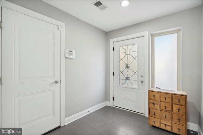 Building Photo - 1353 N Mascher St