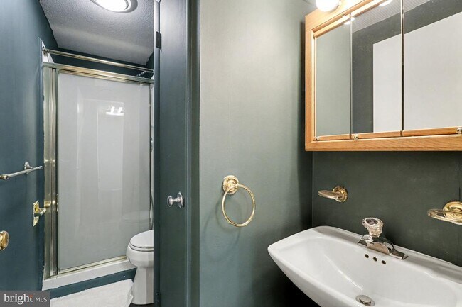 Building Photo - 8 Midland Ct