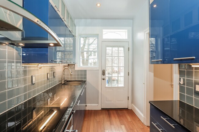 Building Photo - 2927 Cathedral Ave NW