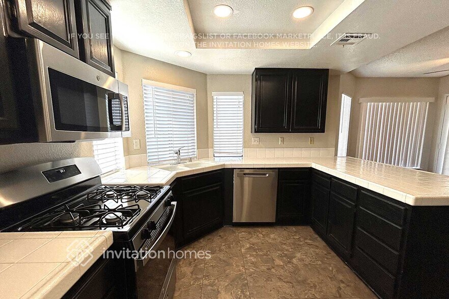 Building Photo - 4553 Grandview Dr