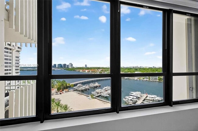 Building Photo - 2 Grove Isle Dr