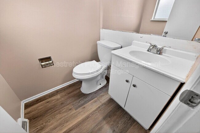 Building Photo - 1310 Petite Dr