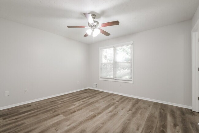 Building Photo - 895 Highland Terrace NE