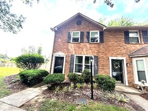 Building Photo - Townhome - 2 Bedroom 1.5 bath