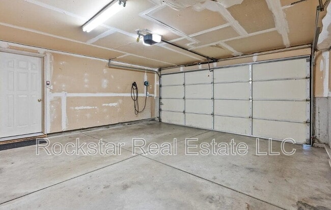 Building Photo - 607 W Persimmon Ln