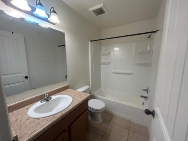 Building Photo - Super Cute Rancher with Central Air!!