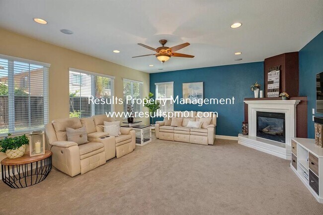 Building Photo - Spacious and upgraded 4 Bed 3 Bath Roseville Home