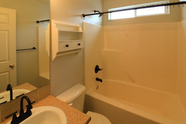 Building Photo - 3 bed, 2 bath home in Richland
