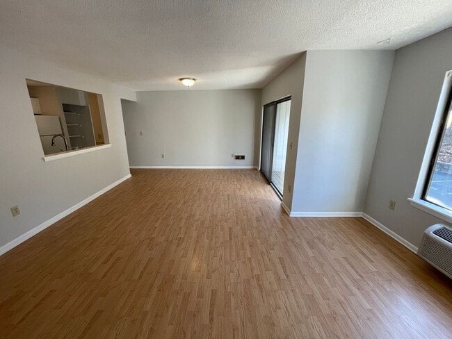 Building Photo - Hamden 2 Bed Condo w/ Dishwasher and Off-S...