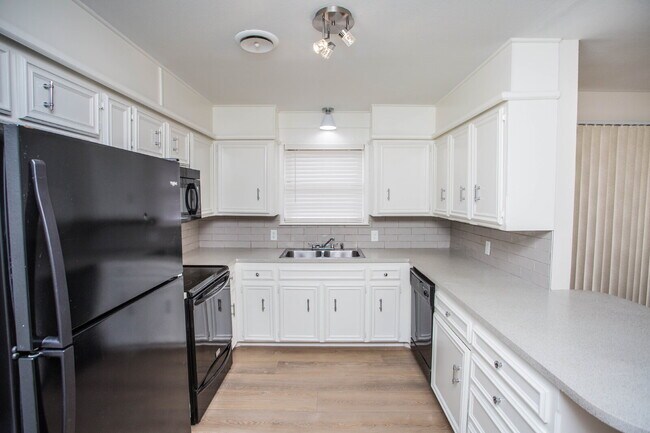 Building Photo - "Charming 3-Bed Retreat in Lubbock with Granite Accents & Spacious Living!"
