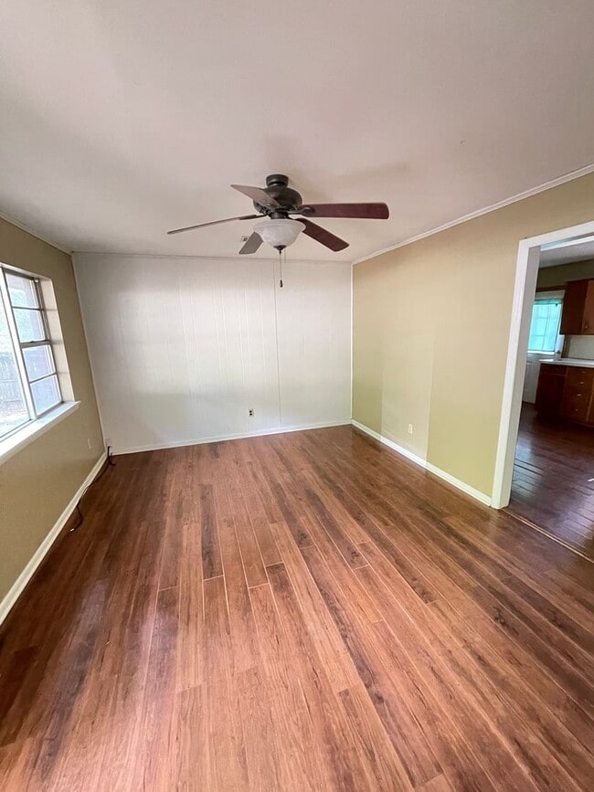 Building Photo - 3 bed 1.5 bath near Baum Stadium