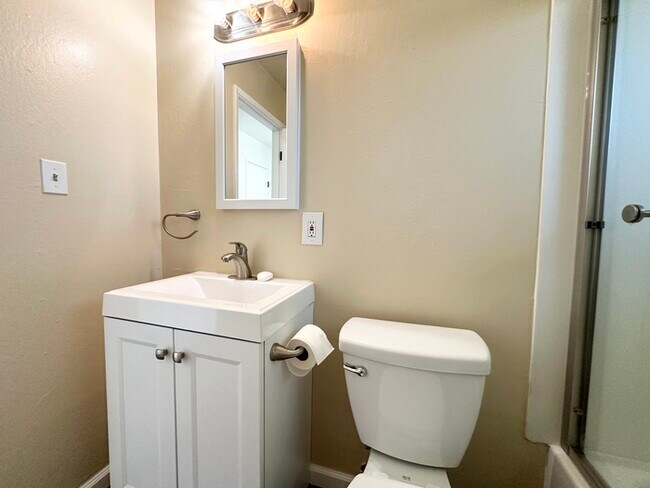 Building Photo - Beautiful three bedroom two bath home in Roseville!!