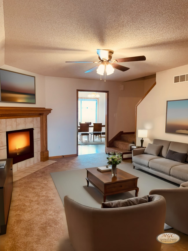 Building Photo - Spacious Raymore Townhome in Prime Remington Village Location