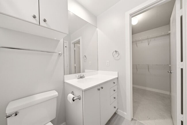Building Photo - 913 Saulnier St