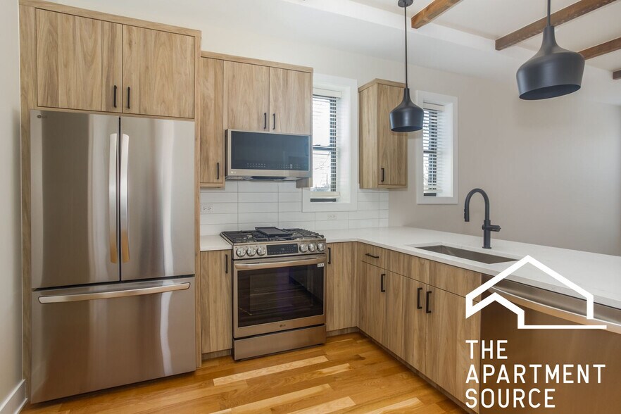 Primary Photo - 4956 N Oakley Ave