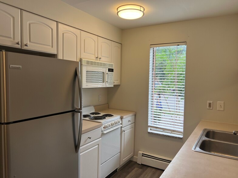 Primary Photo - 1200 College Ave