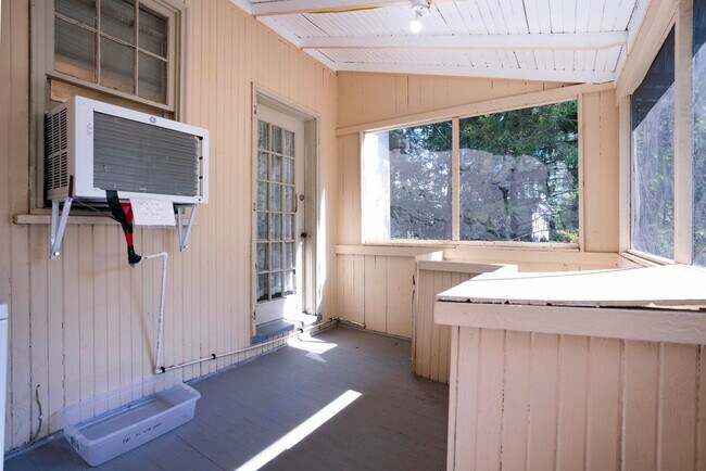 Building Photo - Charming Historic 2BR Apartment with Garag...