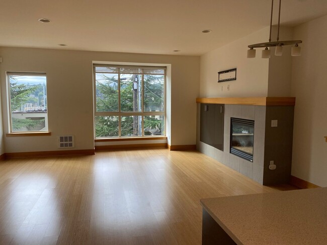Building Photo - Contemporary townhome with rooftop deck an...