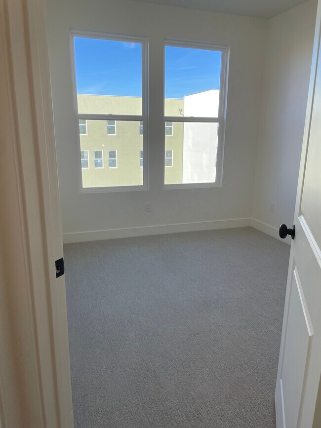 Building Photo - 1474 W Cook Ln