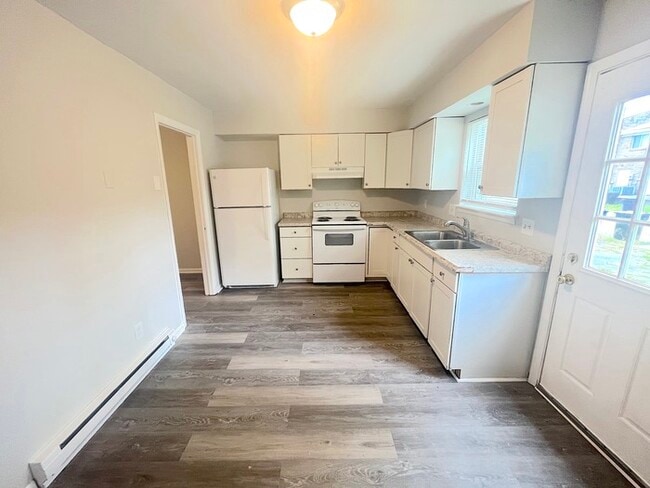 Building Photo - BEAUTIFUL TWO BEDROOM 1.5 BATHROOM APARTME...