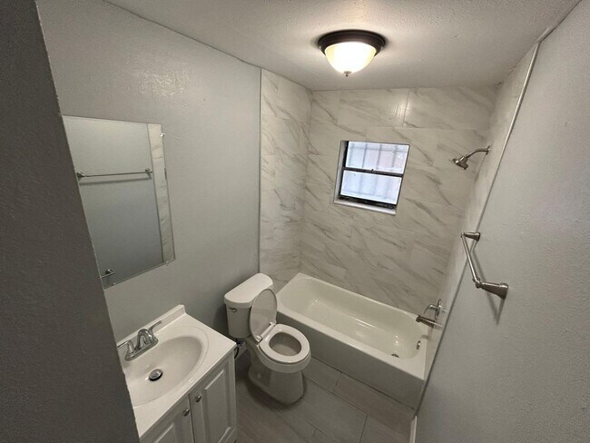 Building Photo - Spacious 5 Bedroom Home forRent in Tampa