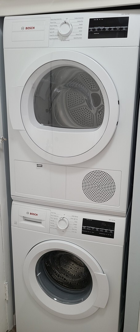 Building Photo - 300 N State St