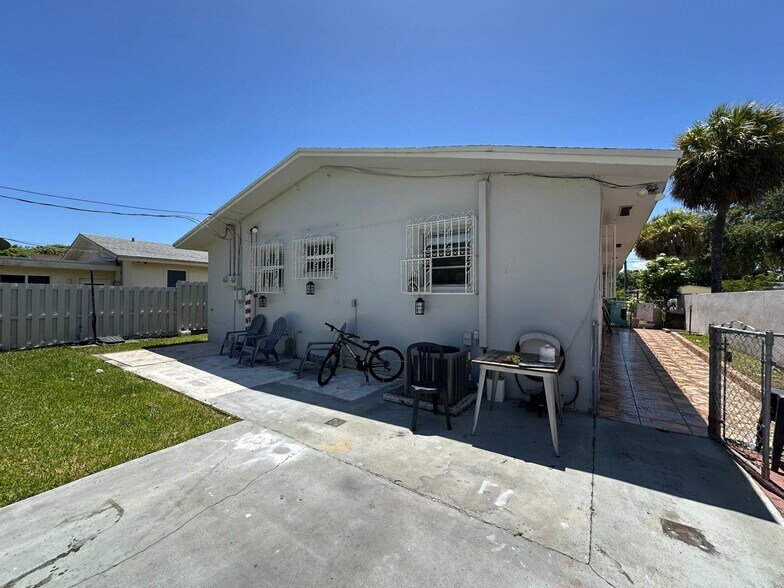 Building Photo - 881 SW 66th Ave