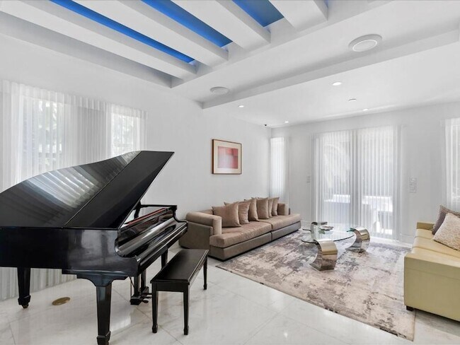 Building Photo - 3917 S Le Jeune Rd