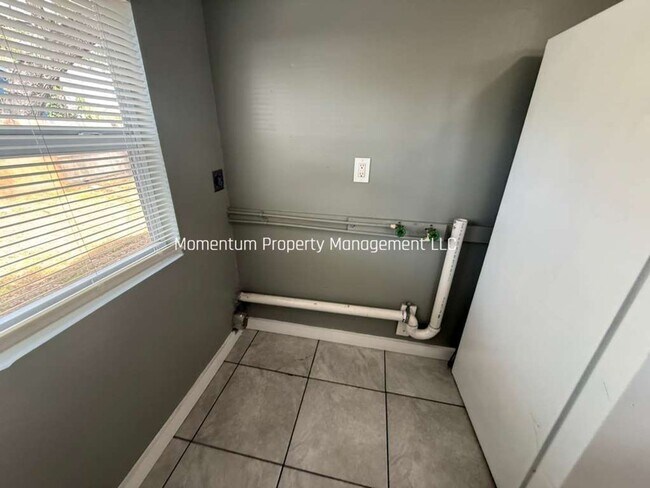 Building Photo - 3/1 Remodeled Tampa Home- READY FOR IMMEDIATE MOVE IN!!