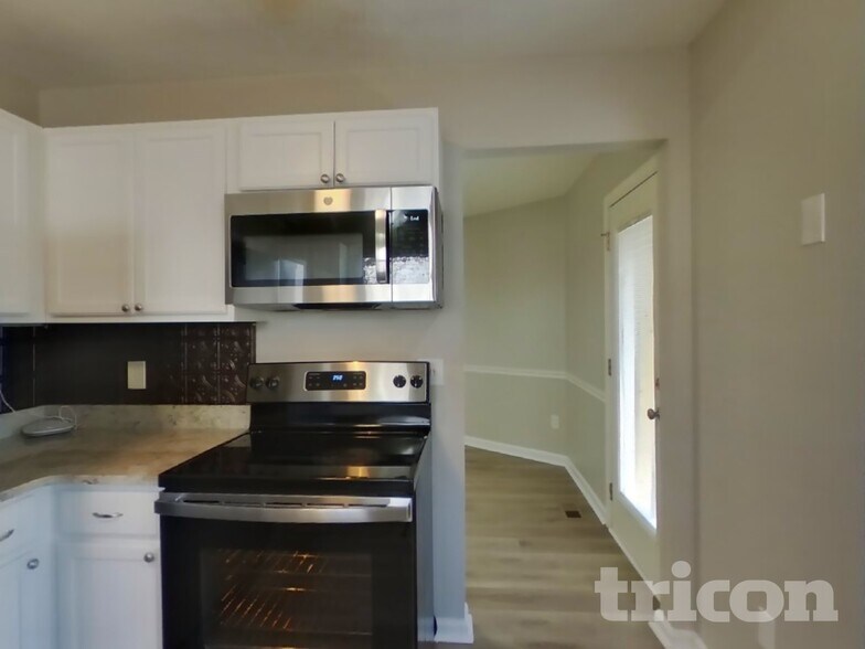 Building Photo - 362 Park Ct N