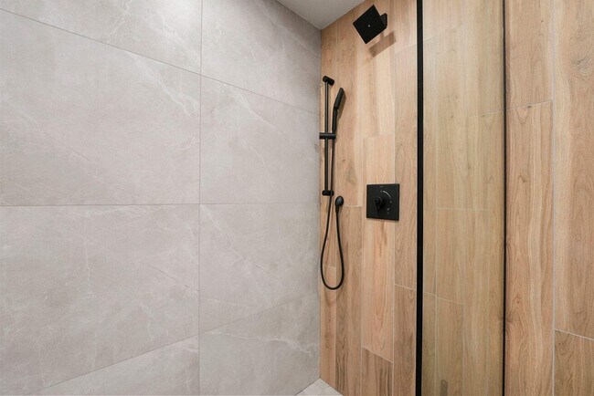 Building Photo - 2344 W Polk St