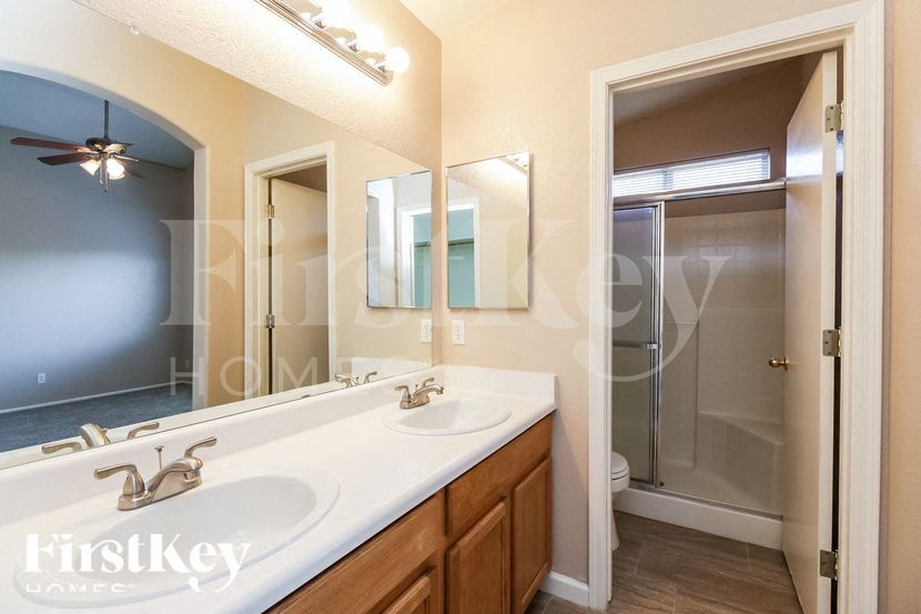 Building Photo - 930 E Nardini St