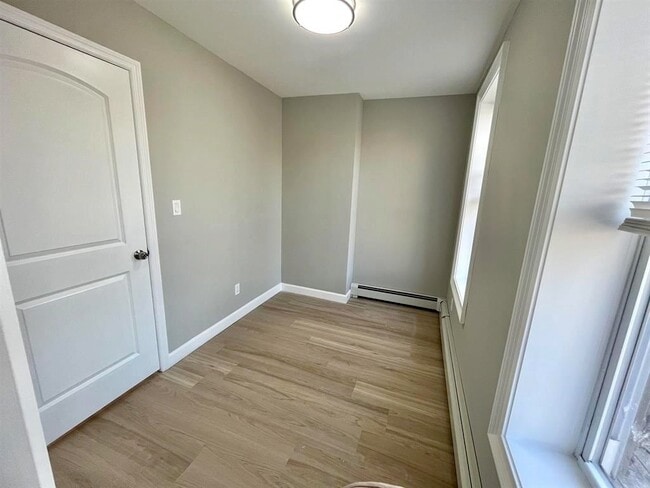 Building Photo - 208 7th St