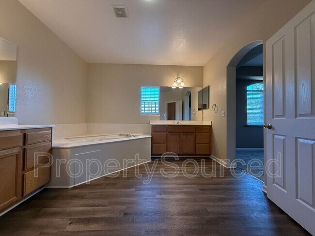Building Photo - 2080 Picadilly Ct
