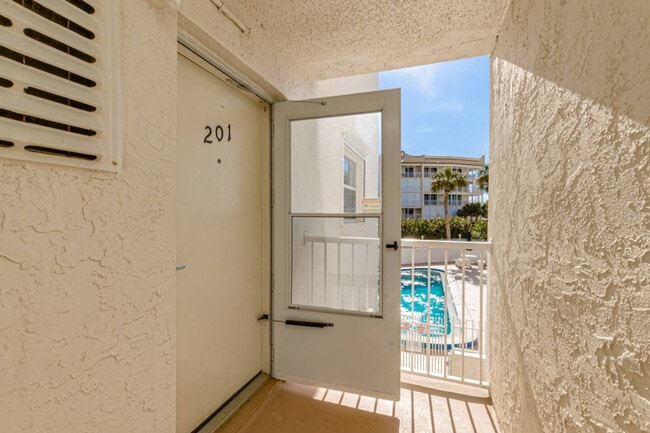 Building Photo - 555 Fillmore Ave