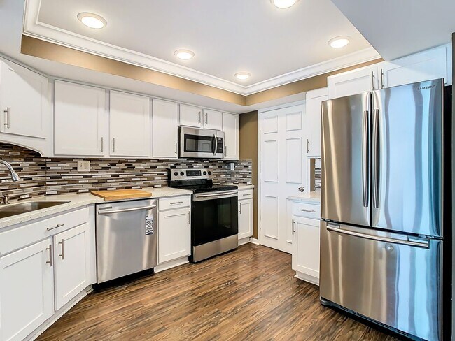 Building Photo - 7400 Sun Island Dr S