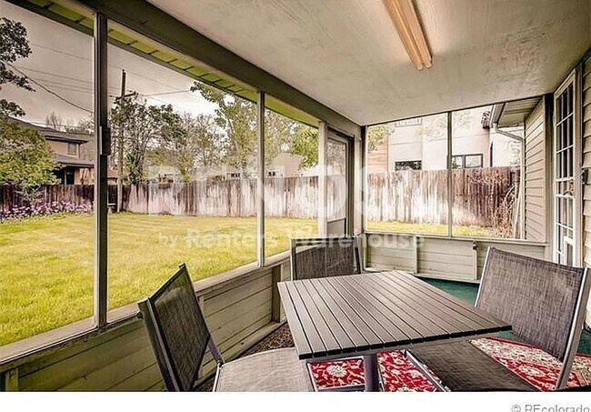 Building Photo - 3030 S Bellaire St