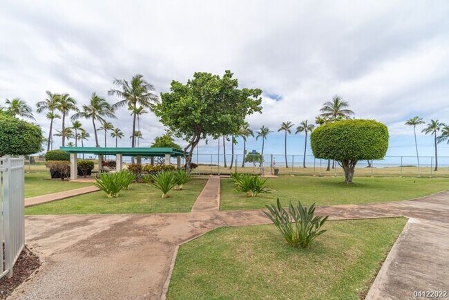 Building Photo - Beachfront Condo in Makaha Surfside