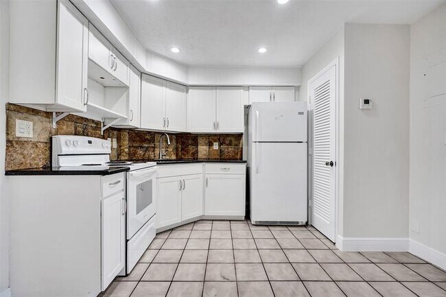 Building Photo - 2175 NE 56th St