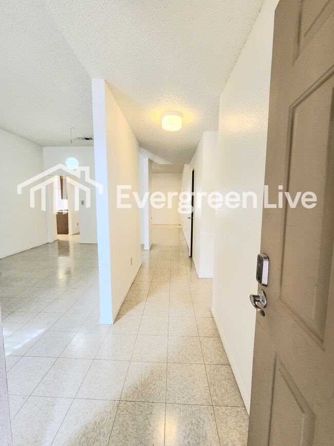 Building Photo - 2302 Sandia Ct