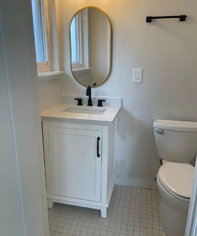 Building Photo - Spacious 4 bd 2.5 ba Beacon Hill Home with Private Yard