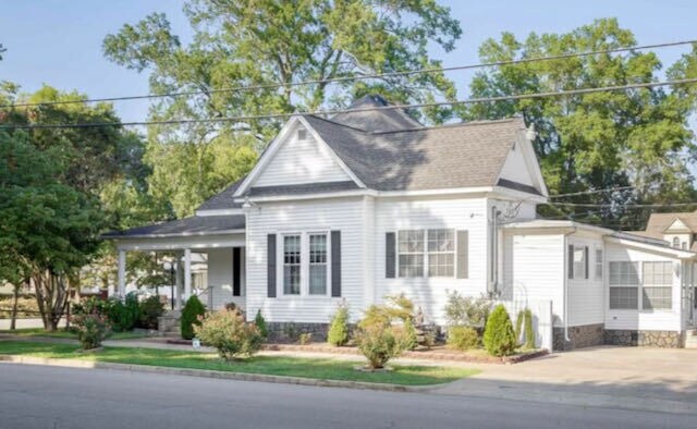 Access to 502B is on the backside of the house. - 502 E Tombigbee St