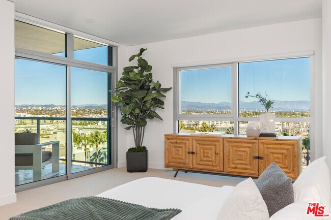Building Photo - 13650 Marina Pointe Dr