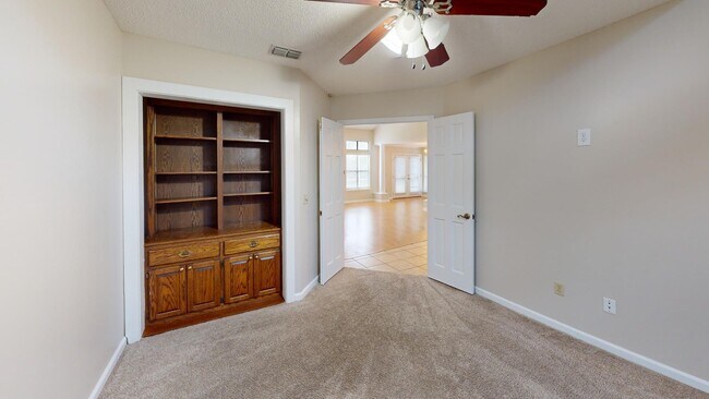 Building Photo - Beautiful 3 bedroom, 2 bathroom, house .