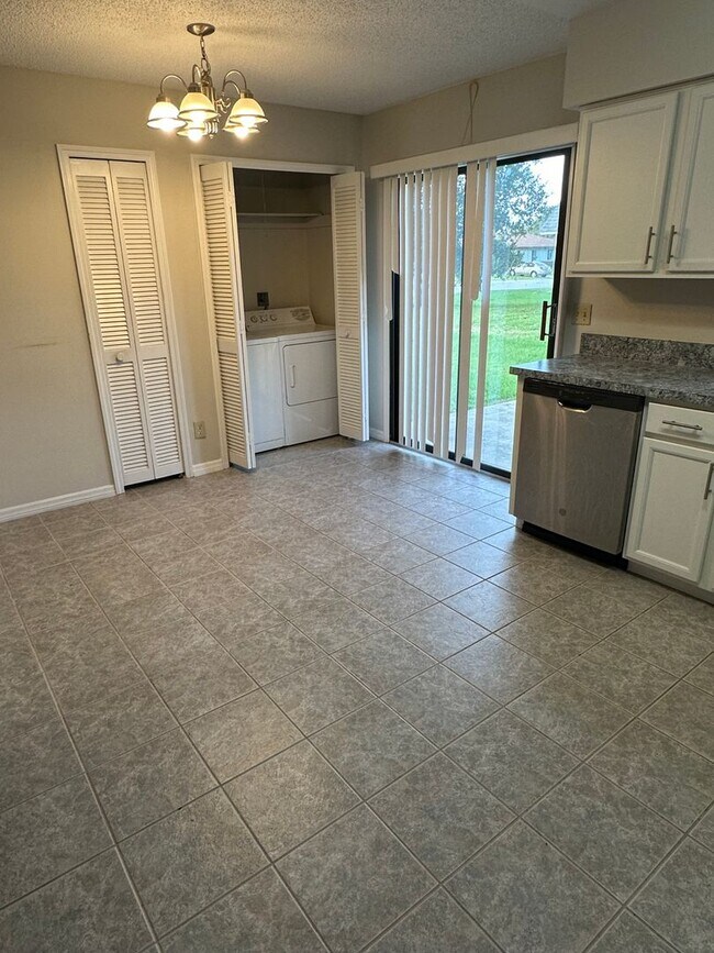 Building Photo - MOVE IN SPECIAL- Lovely 2/2 Duplex Home for Rent in St. Cloud