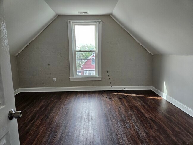 Building Photo - 827 W 33rd Pl