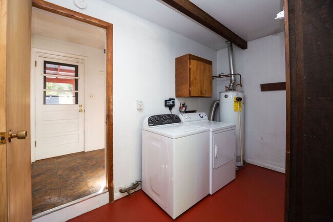 Building Photo - Charming 4 Bedroom, 1.75 Bath Brick Ranch Near Old Town!
