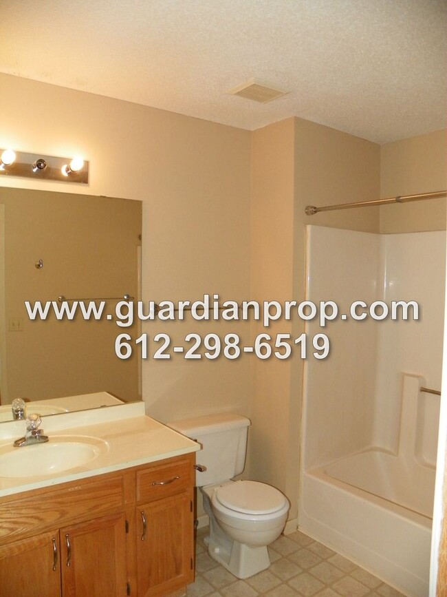 Building Photo - Townhouse Available June 1st, Open Floor P...